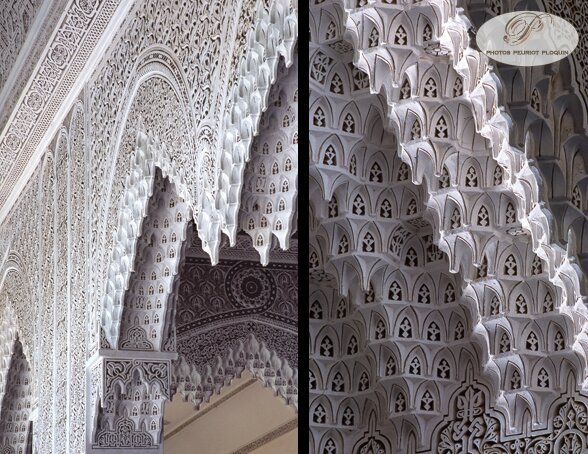 Muqarnas blancs finement sculptés sous une arche